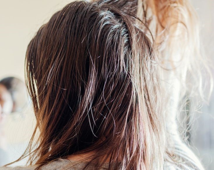 Uno de los desafíos más comunes es lidiar con el cabello graso. Puedes encontrar soluciones efectivas y naturales para este problema