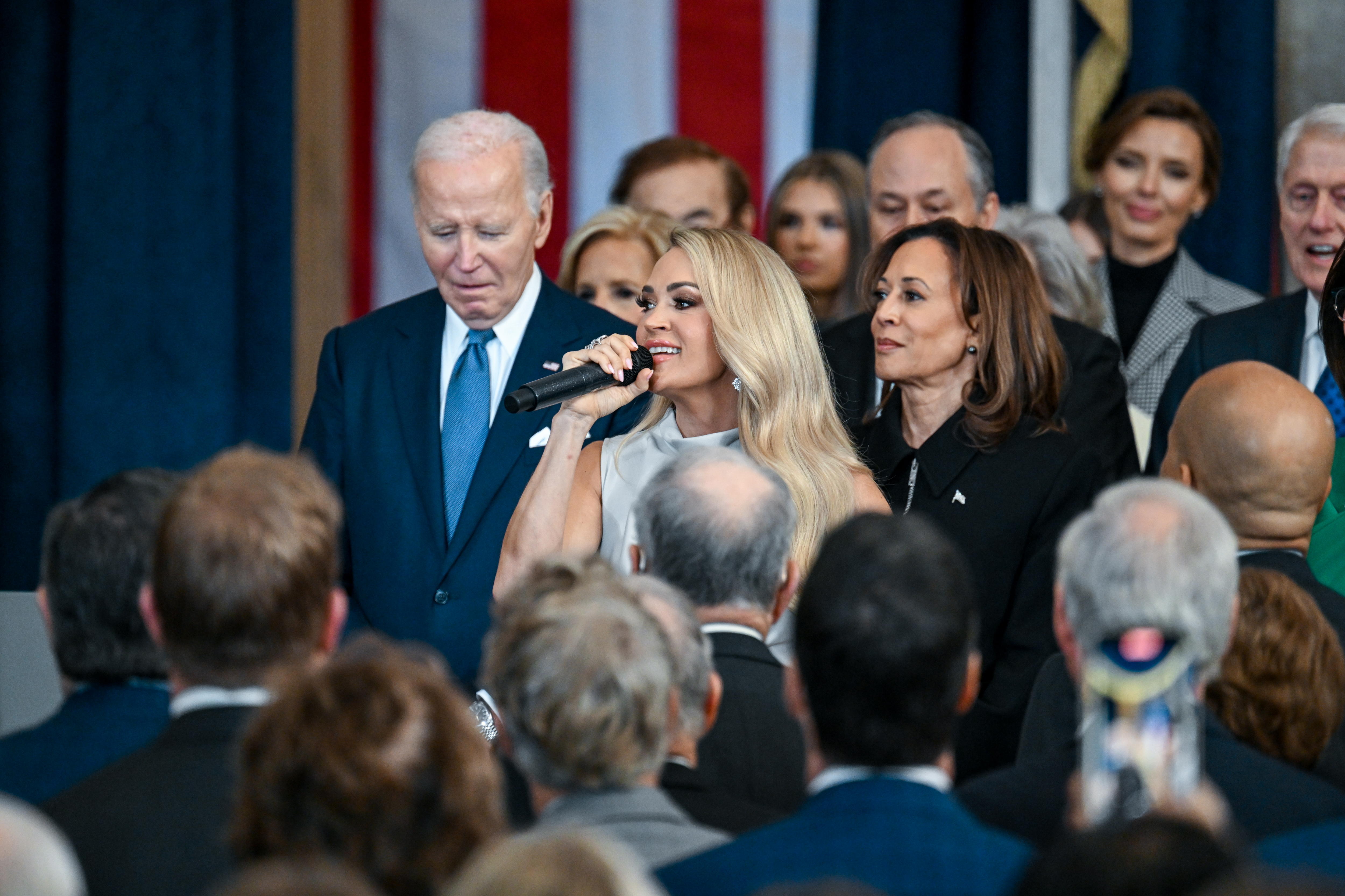 Washington (United States), 20/01/2025.- Carrie Underwood performs during the inauguration of Donald Trump as the 47th president of the United States takes place inside the Capitol Rotunda of the U.S. Capitol building in Washington, D.C., USA, 20 January 2025. It is the 60th U.S. presidential inauguration and the second non-consecutive inauguration of Trump as U.S. president. (Estados Unidos) EFE/EPA/KENNY HOLSTON / POOL