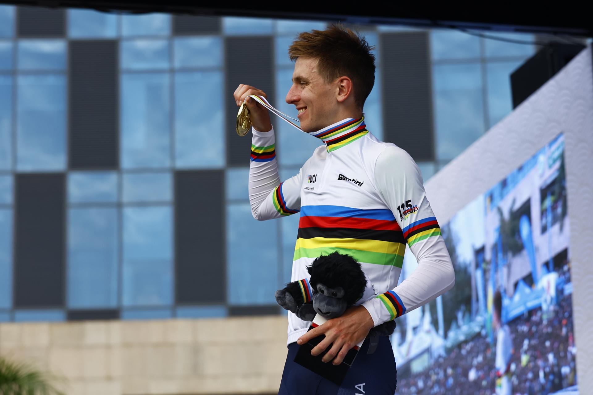 KIGALI (Rwanda), 28/09/2025.- Gold medalist Tadej Pogacar from Slovenia celebrates on the podium for the UCI Road Cycling World Championships in Kigali, Rwanda, 28 September 2025. (Ciclismo, Ruanda, Eslovenia) EFE/EPA/KIM LUDBROOK