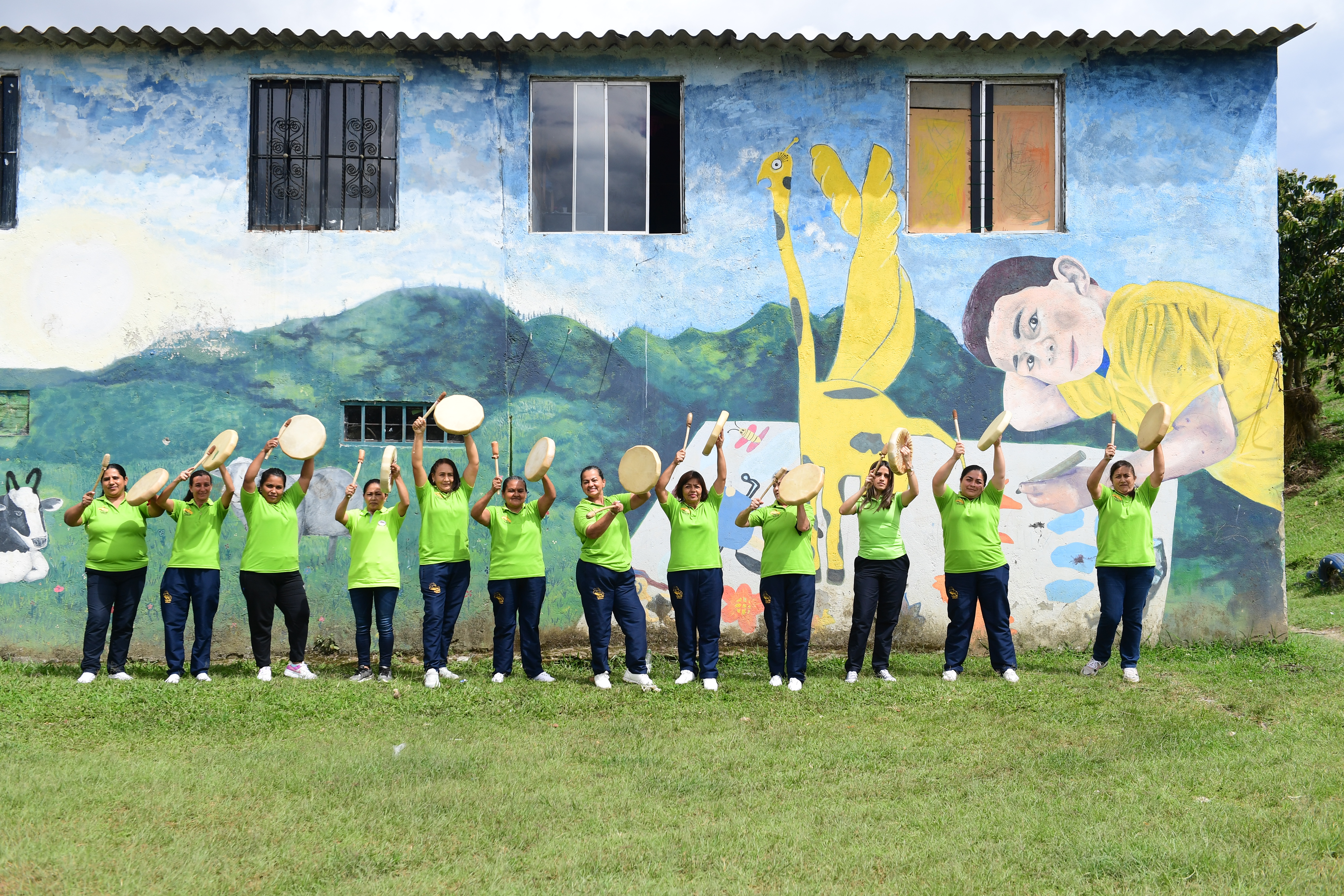 Las Tamboreras del Cauca es una organización fundada en 2015 que actualmente cuenta con 47 mujeres de diferentes partes del país.