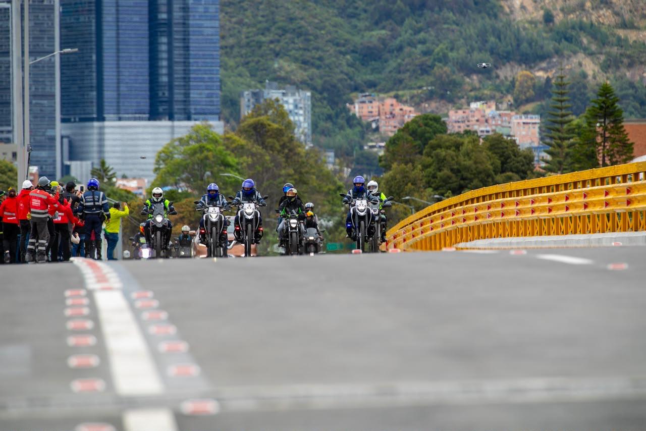 El puente completa el corredor de la calle 153, conectando de manera continua la carrera Séptima con la avenida Boyacá.