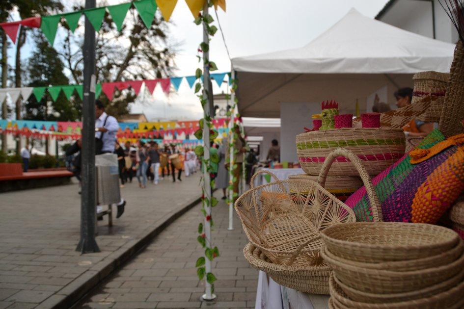 La programación de la feria incluyó talleres, conferencias y presentaciones culturales.