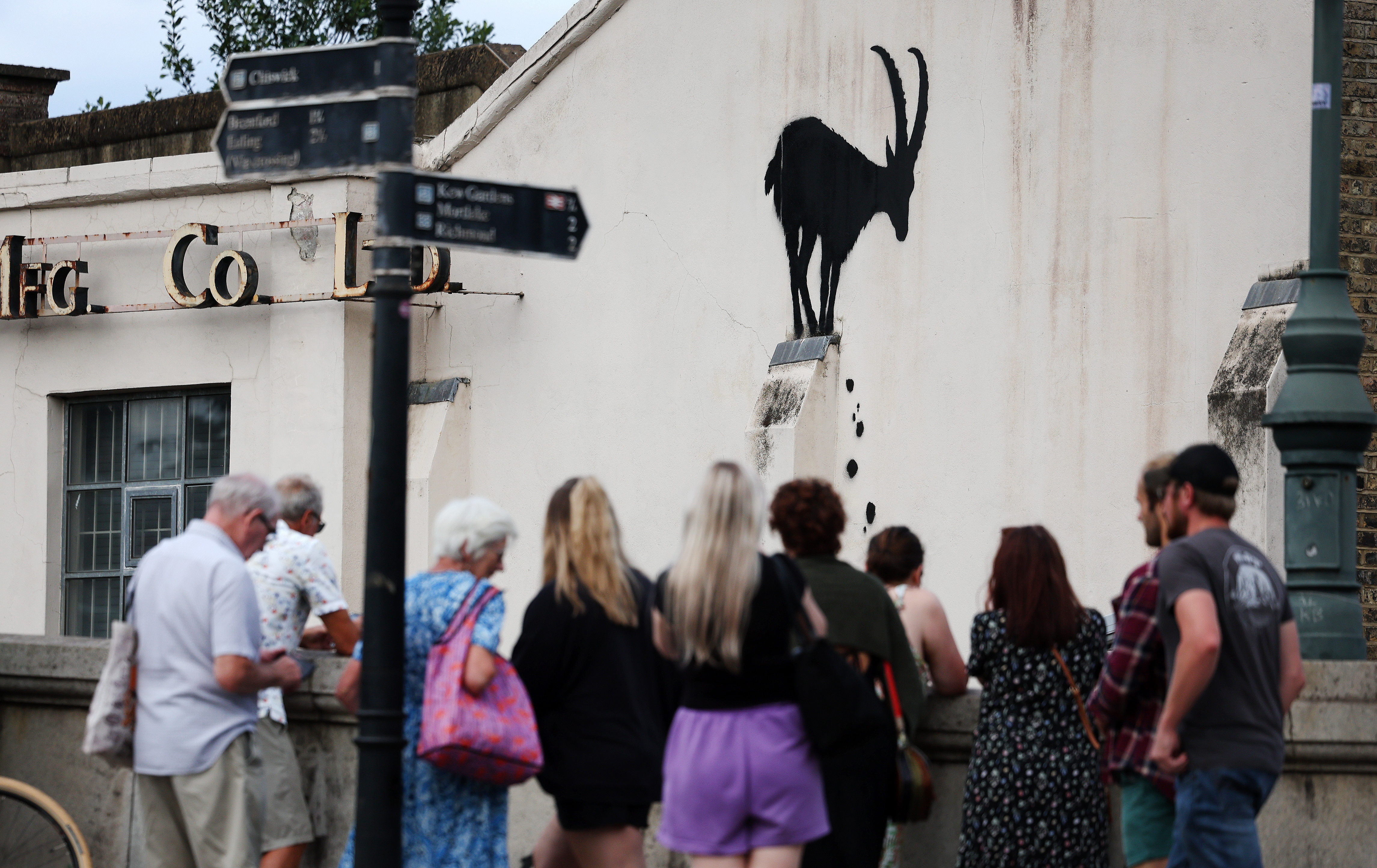 London (United Kingdom), 05/08/2024.- People view a new artwork depicting a goat by British anonymous street artist Banksy on the side of a home in Kew, south west London, Britain, 05 August 2024, after Banksy posted a picture of the artwork on his his social media account. (Reino Unido, Londres) EFE/EPA/ANDY RAIN