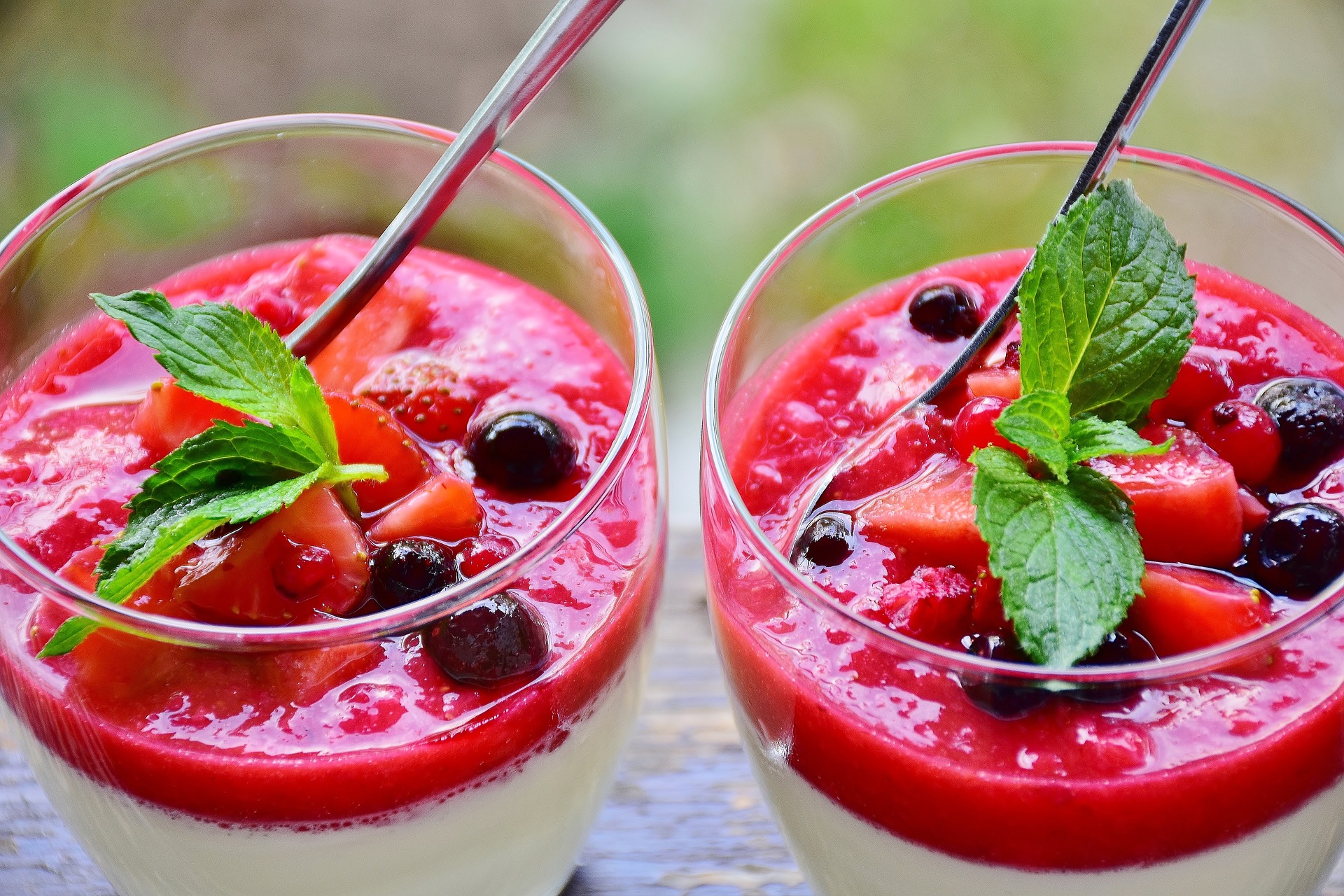 En un sartén con una cucharada de azúcar deje a fuego lento las moras y fresas, hasta que suelten el jugo y estén blandas. En otra vasija mezcle hasta lograr uniformidad entre la crema de leche, ralladura de limón, dos cucharadas de azúcar. Seguidamente, anexe el queso crema y las frutas con todo lo anterior y al terminar métalo en la nevera.