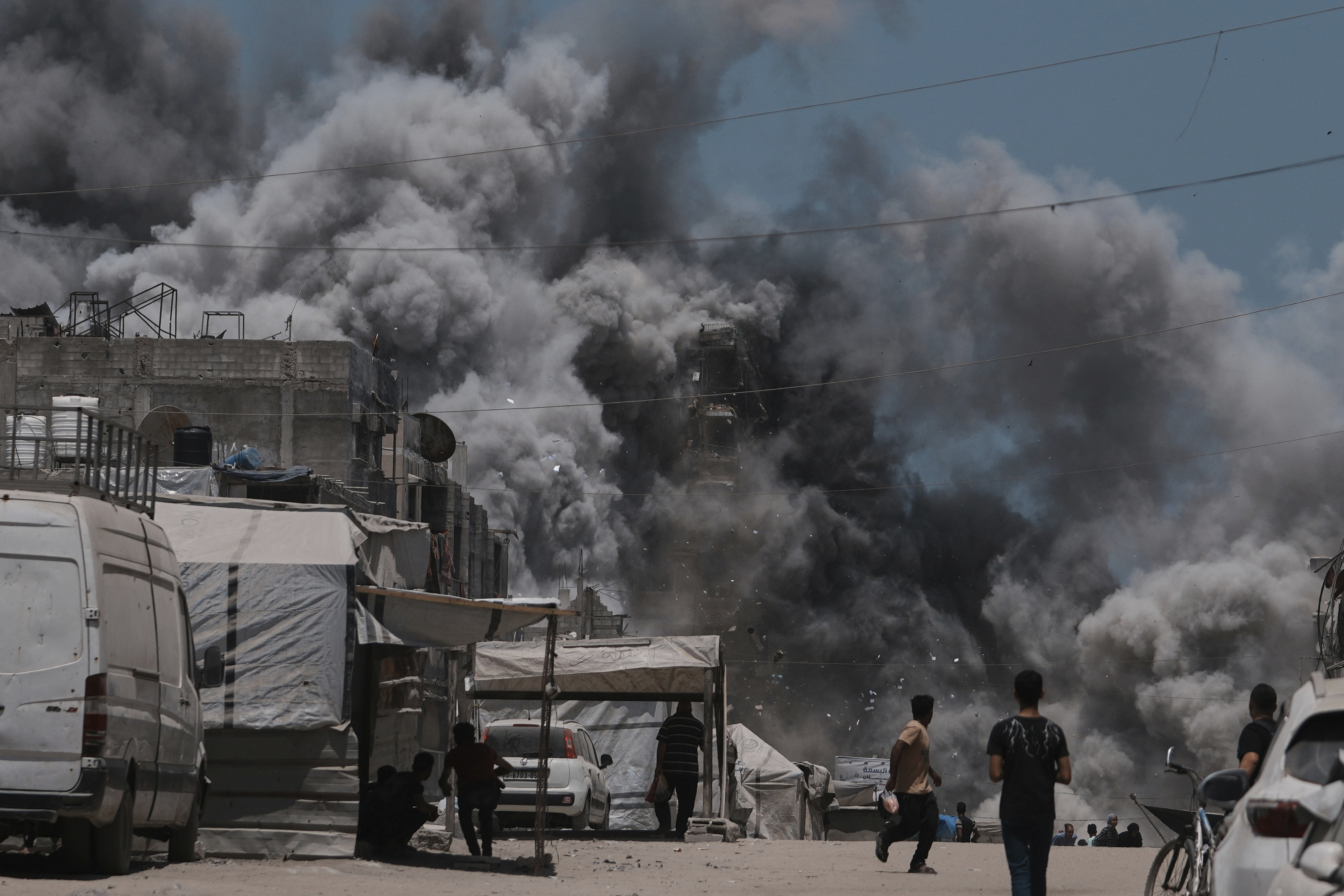 Prohibida y peligrosa: la entrega de ayuda a Gaza es una “zona de combate”