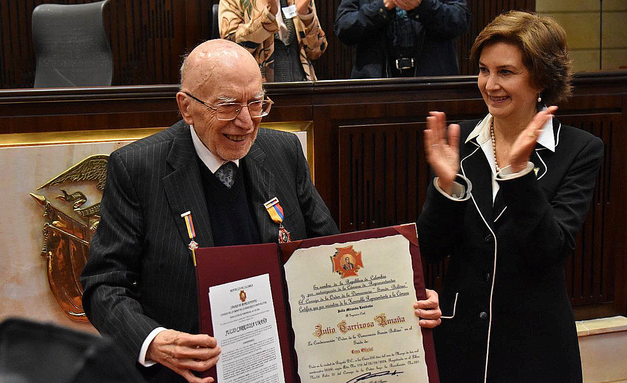 El ambientalista Julio Carrizosa recibe de manos de la representante a la Cámara Julia Miranda la Orden de la Democracia Simón Bolívar por sus aportes al Medio Ambiente.