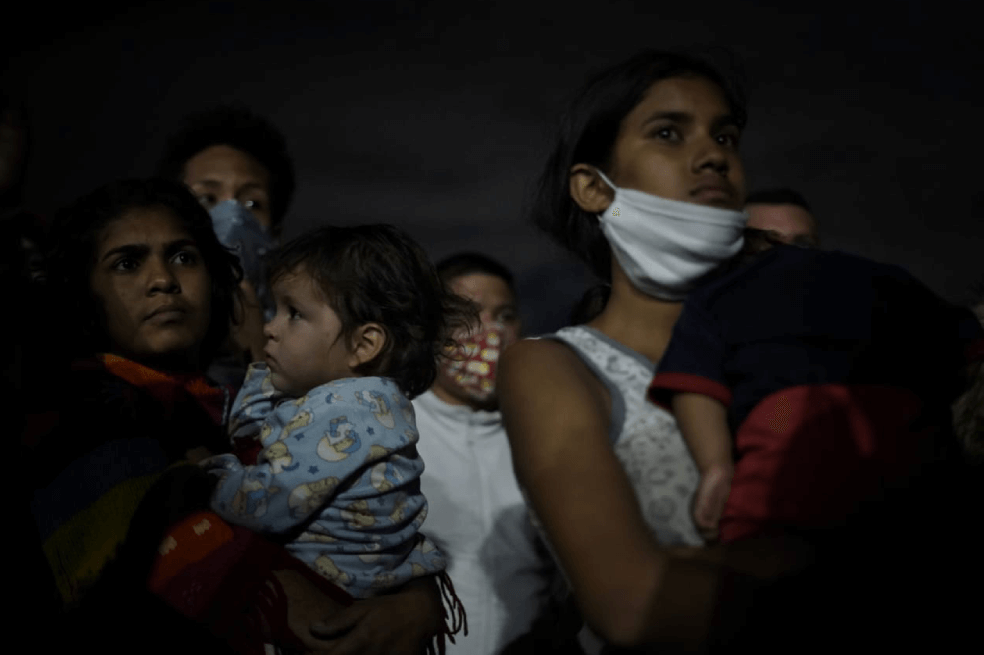 En fotos: el drama de los venezolanos que esperan en Bogotá luz verde para regresar a su país
