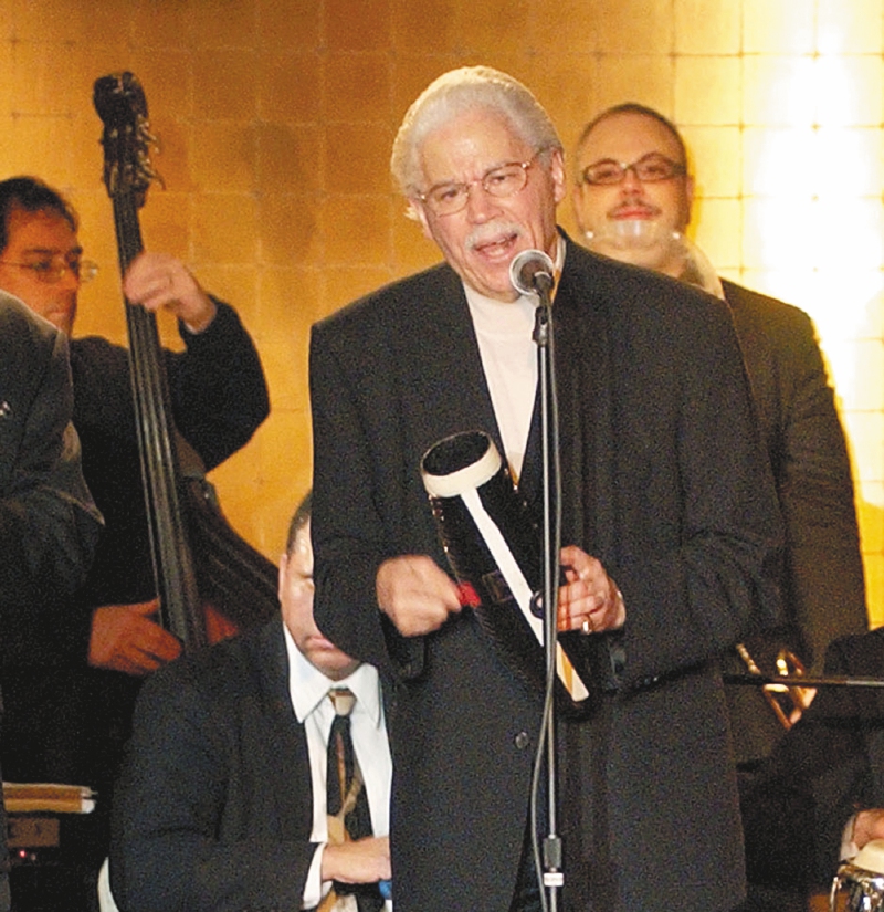 Johnny Pacheco, dominicano -nacido en Santiago de los Caballeros en 1935- amante de la música cubana y socio de puertorriqueños en Nueva York, supo triunfar como músico y director de orquesta, pero, sobre todo, como un empresario.