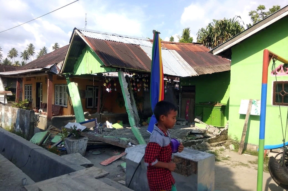 Dos ciudades de Indonesia fueron golpeadas por un tsunami tras un fuerte terremoto
