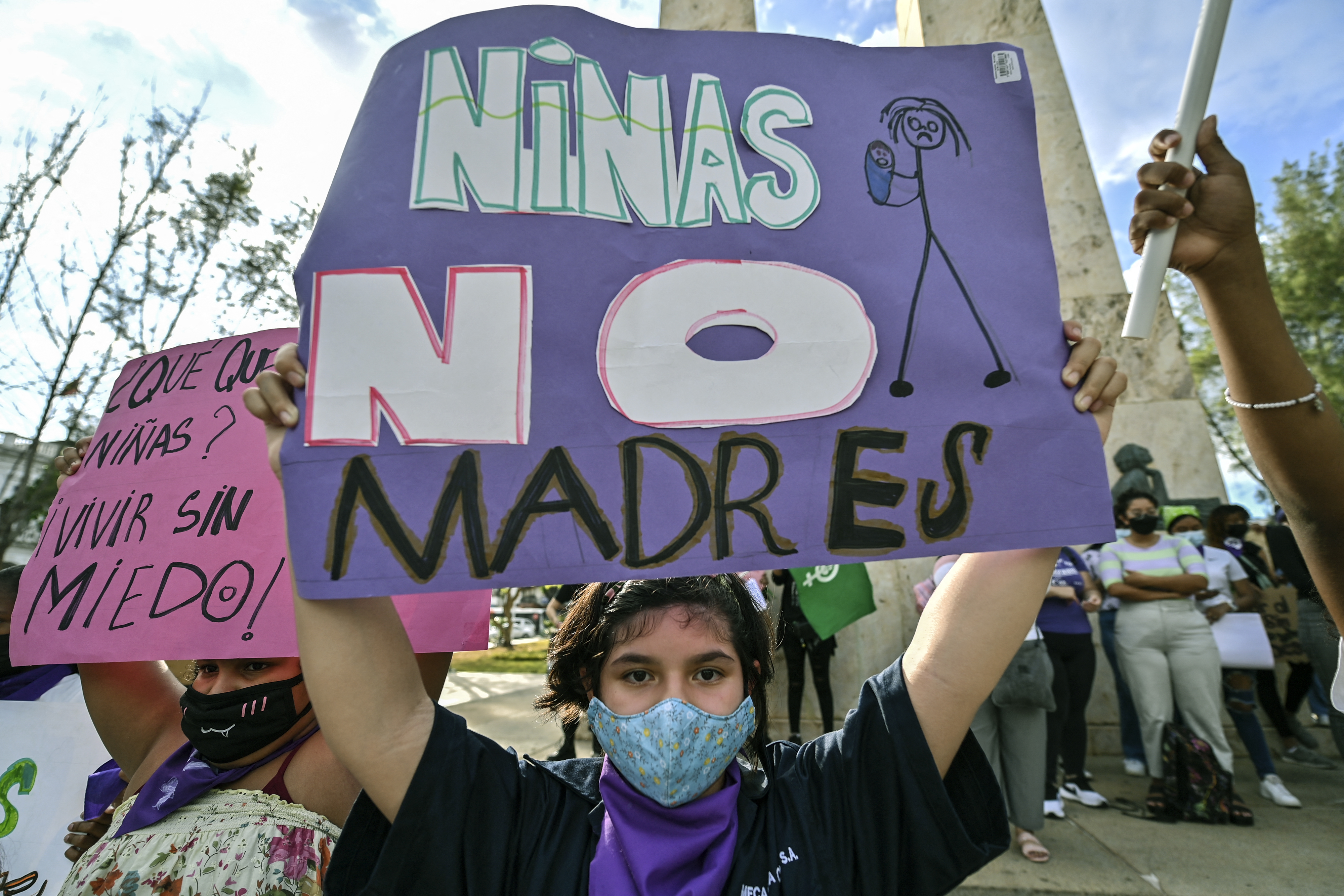Miles de mujeres también salieron a marchar en Panamá. "Peleamos por esas niñas, pues Panamá es el segundo país en América con mayor tasa de adolescentes embarazadas, solo nos supera Haití", dijo a Efe la diputada suplente de la Asamblea Nacional (AN, Parlamento) y activista, Walkiria Chandler.