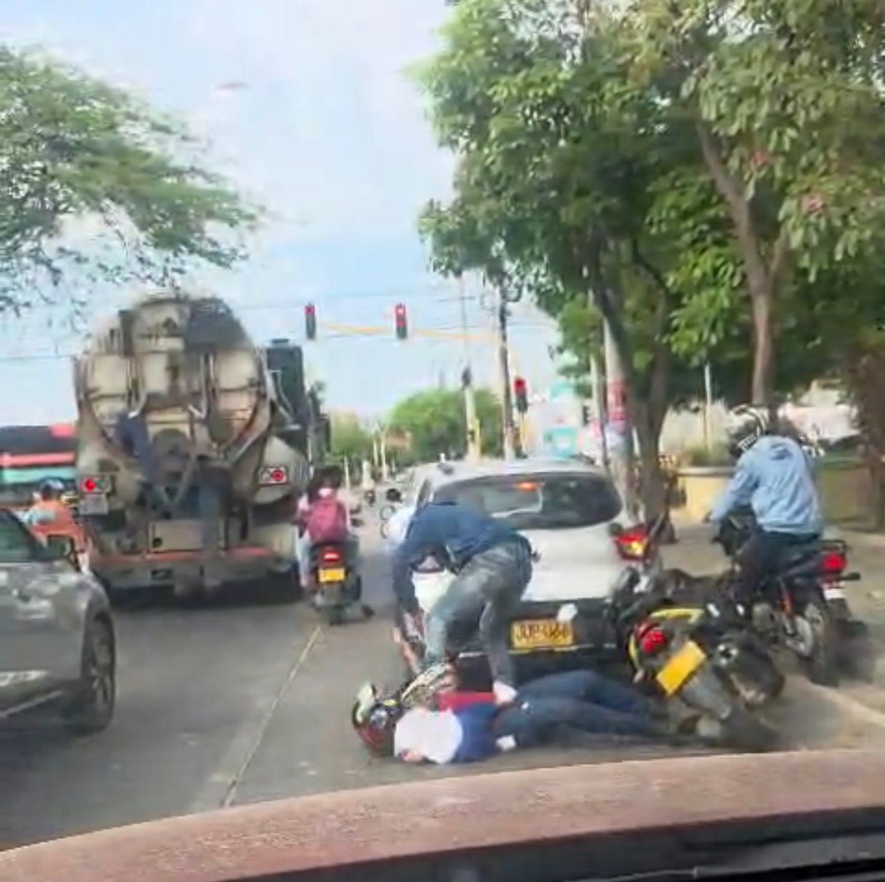 Violento robo a padre e hijo de seis años en Santa Marta; ofrecen recompensa por responsable