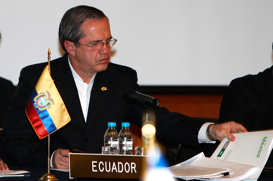 Ecuador ofrece sus servicios a Colombia para diálogos de paz con Farc