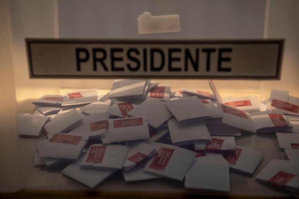 Chile: Kast peleará si pierde por un resultado estrecho; Boric acatará lo que pase