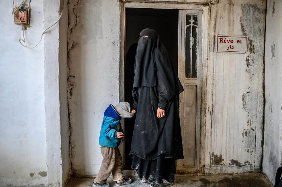 Las mujeres yihasdistas que siembran el miedo en un campo sirio de refugiados