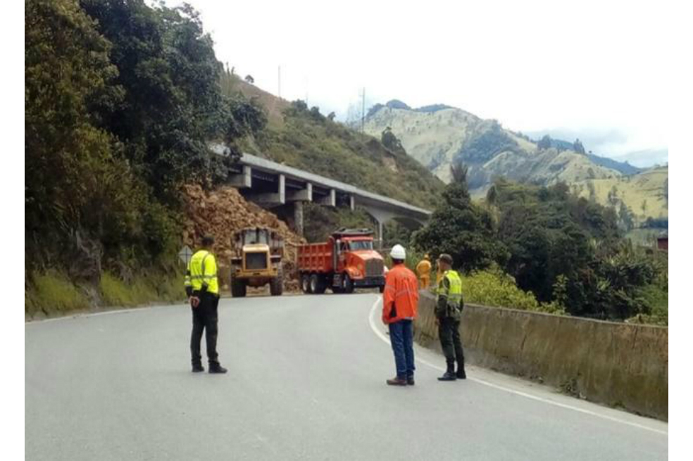 Habilitan vía La Línea tras más de 20 horas de cierre