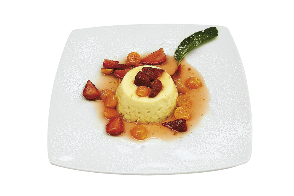 Flan aromatizado con canela y salsa de naranja con frutas