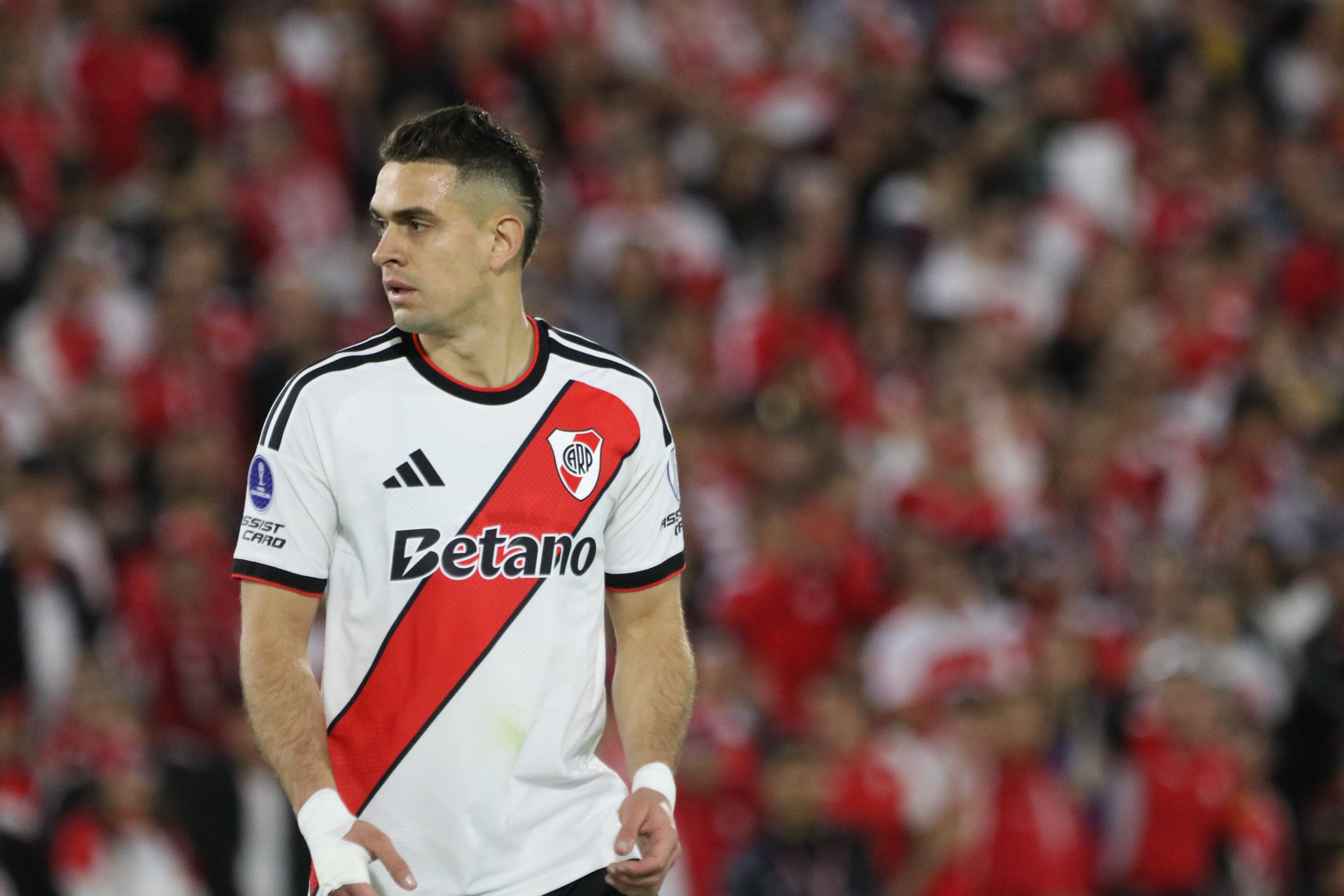 Aluvión de críticas contra Santos Borré tras su penalti fallado en la serie con Santa Fe