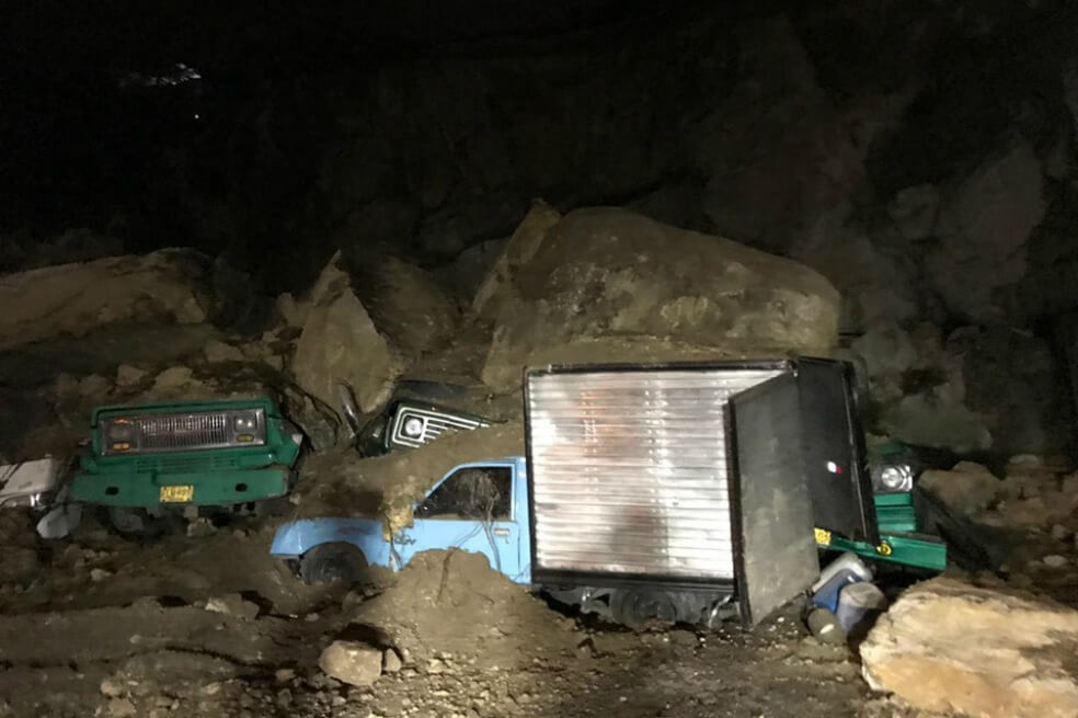 No hay víctimas por derrumbe que aplastó más de 10 camiones en lote del oriente de Bogotá