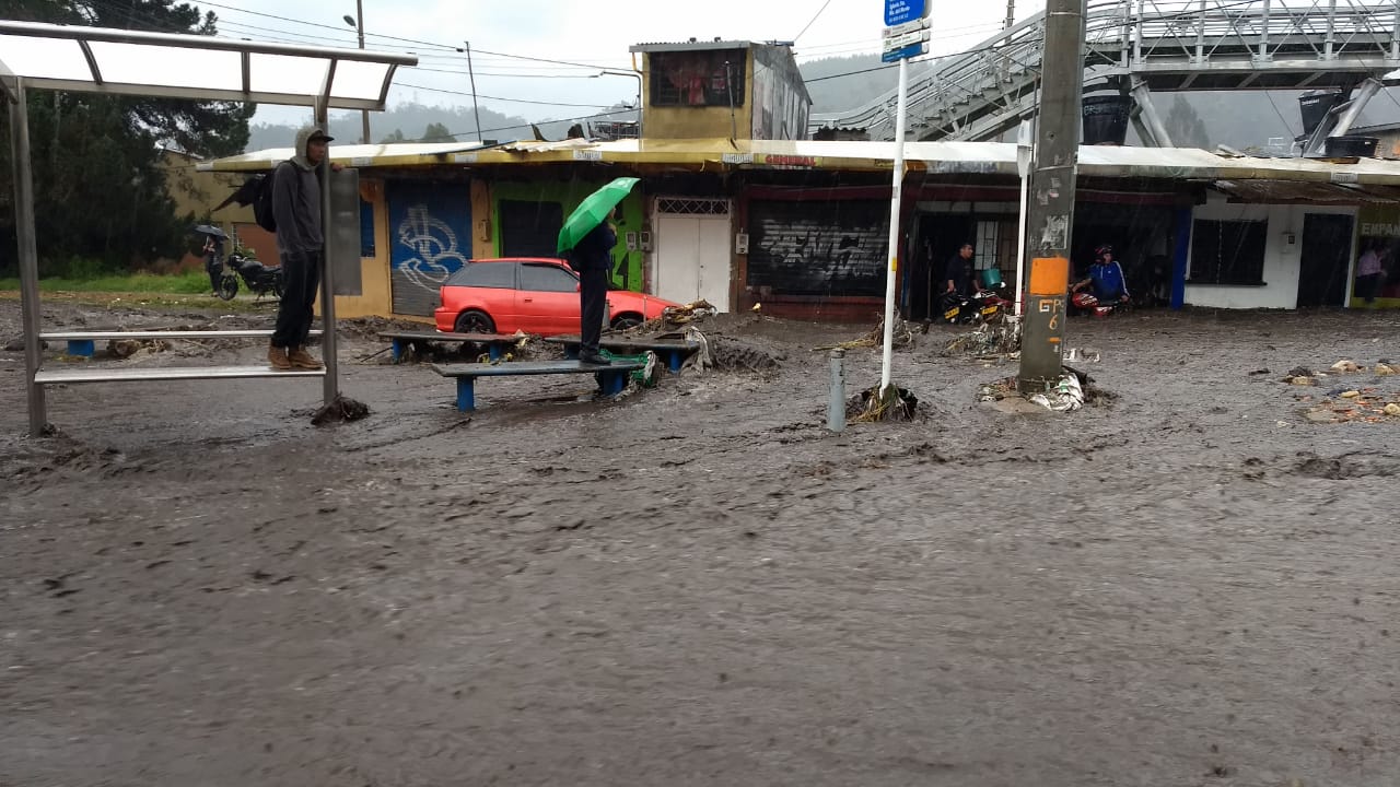 Fuertes lluvias generan inundaciones en vía a La Calera y en varios sectores de Bogotá