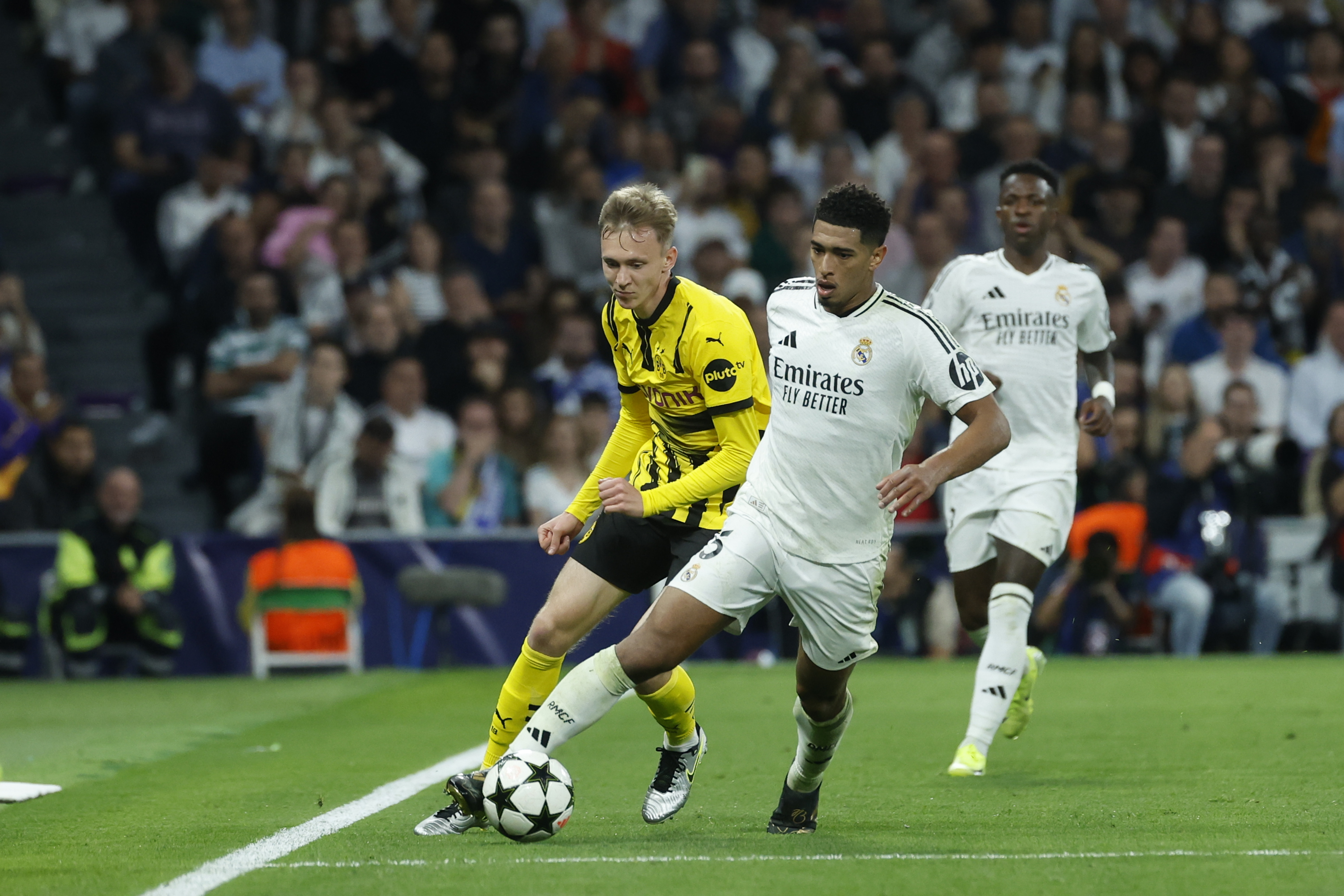 MADRID, 22/10/2024.- El centrocampista inglés del Real Madrid, Jude Bellingham, se lleva el balón ante el jugador del Borussia durante el encuentro correspondiente a la fase regular de la Liga de Campeones entre Real Madrid y Borussia Dortmund, este martes en el estadio Santiago Bernabéu, en Madrid. EFE/Juanjo Martín.