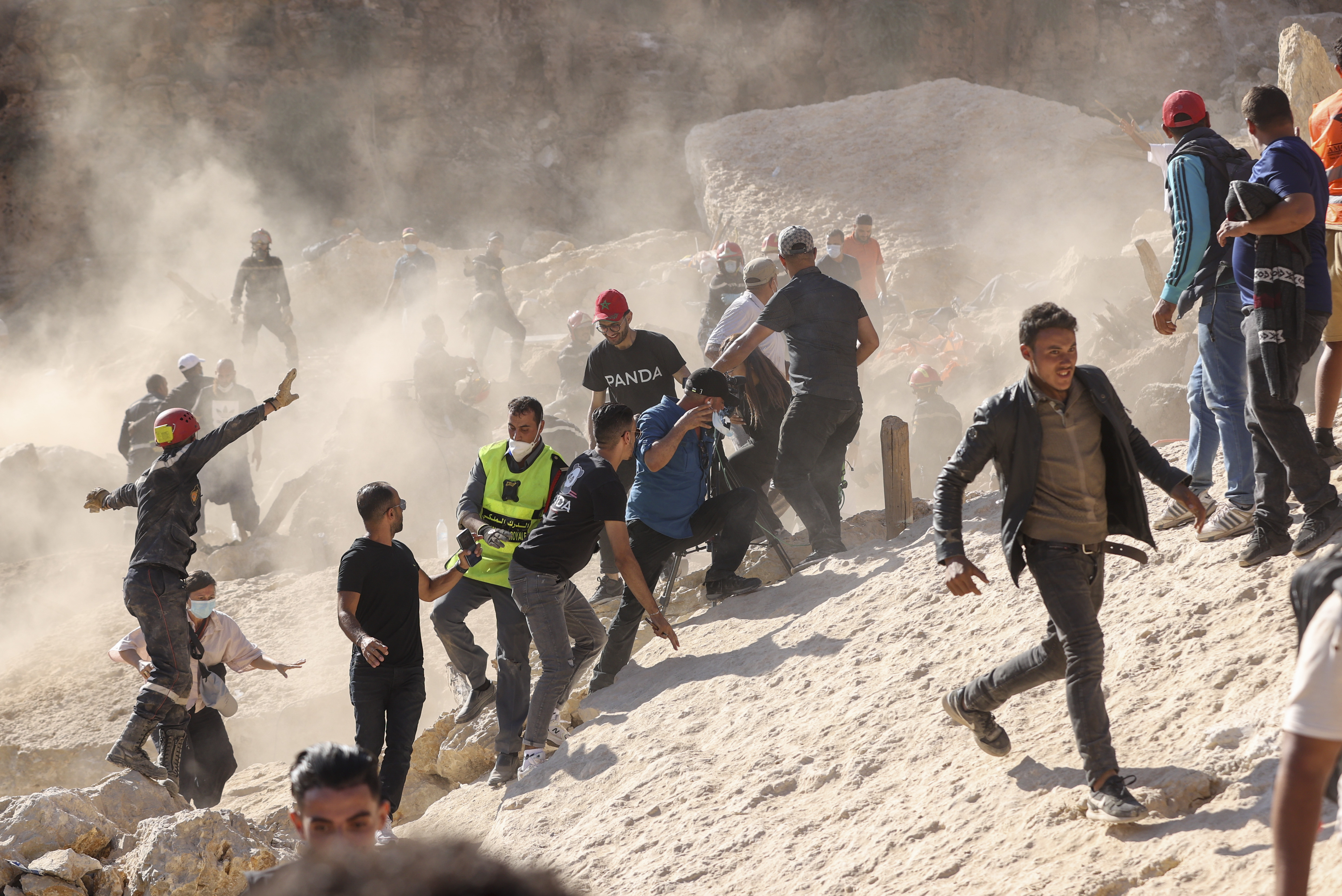 IMI N´TALA (MARRUECOS), 13/09/2023.- Momentos de pánico por una replica de 3,9 grados de la escala Ritcher durante las labores de rescate por parte del cuerpo de bomberos marroquí de los cadáveres sepultados por el terremoto, este miércoles en el pueblo de Imi N´Tala, al sur de la localidad de Marrakech (Marruecos). EFE/ Kiko Huesca