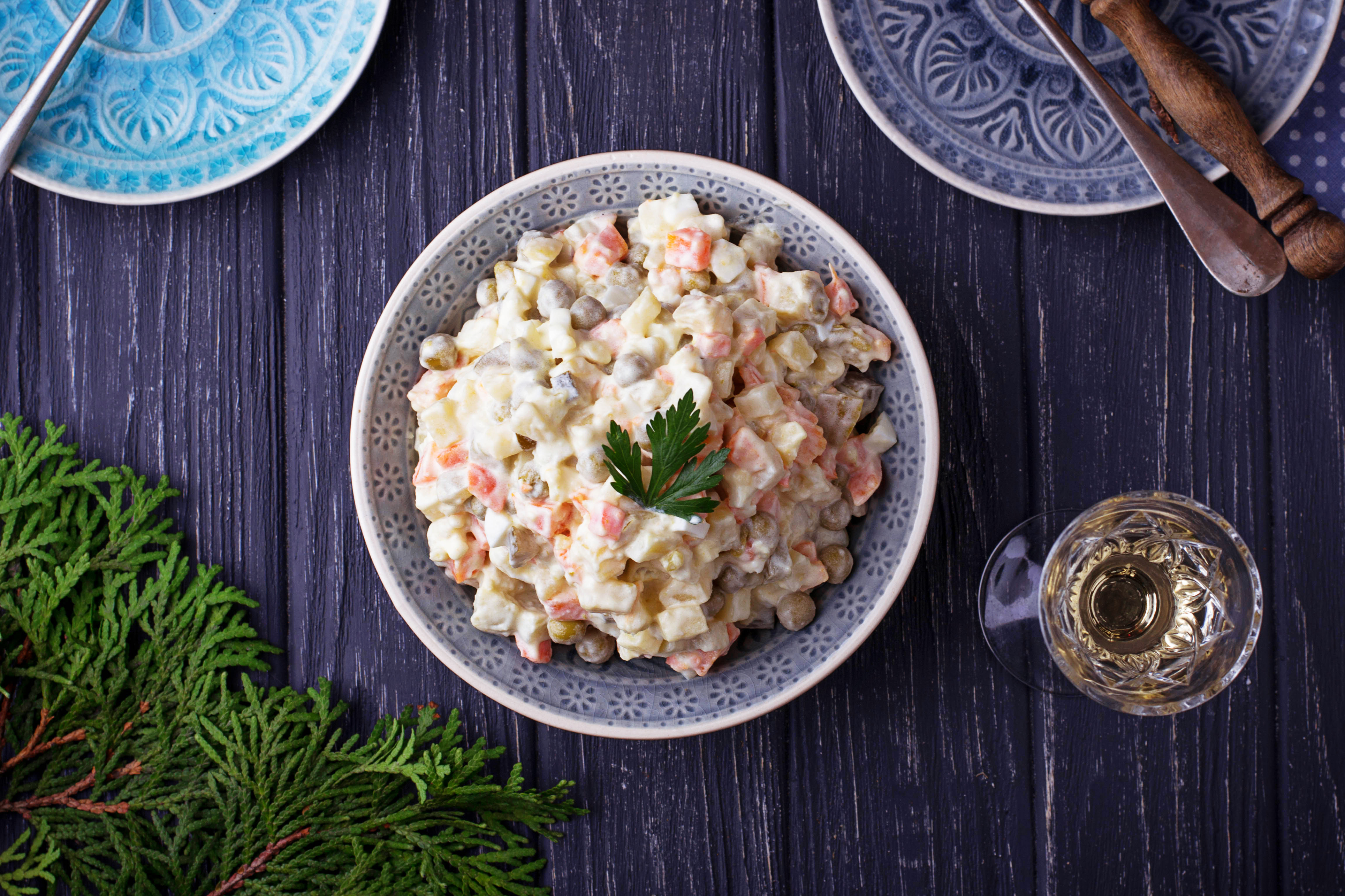 Ensalada fría con manzana y papa cremosa para el almuerzo
