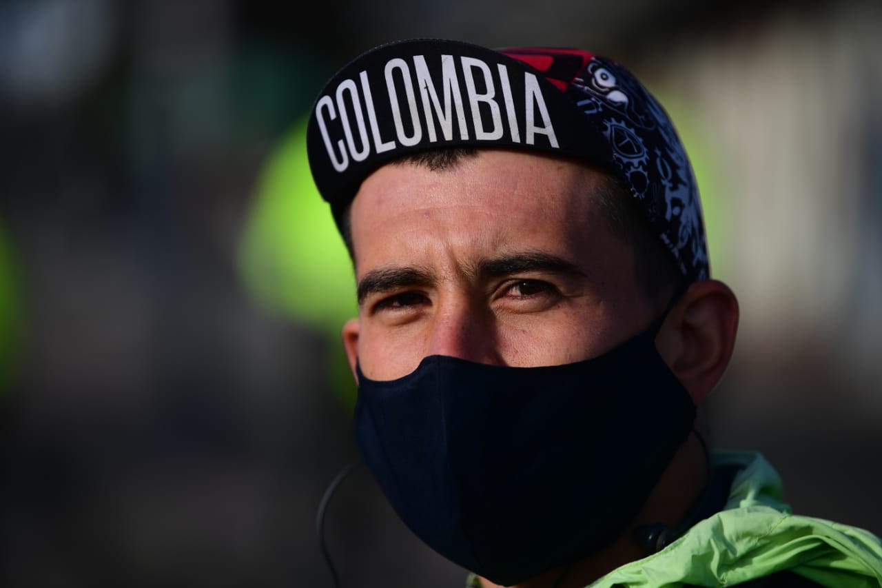 A pesar de que en algunos puntos de la ciudad se han presentado disturbios y denuncias de abusos policiales, los ciudadanos siguen saliendo a las calles a protestar de manera pacífica.