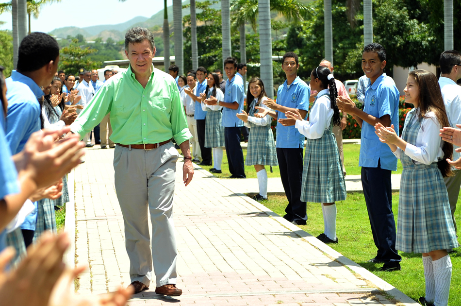 Santos, a mitad de mandato con baja popularidad y Uribe en oposición