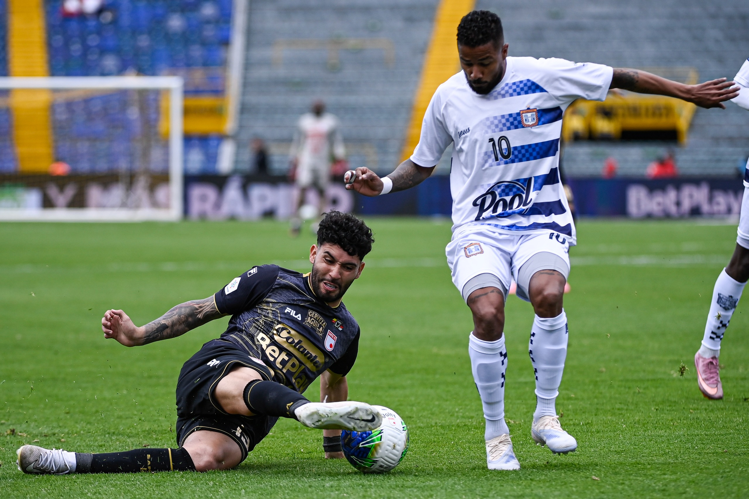 El cuadro cardenal sumó su primer triunfo del semestre en la Liga BetPlay con una victoria sobre el conjunto ajedrezado. Así se vivió el partido, que terminó 2-0 a favor de Santa Fe, con goles de Hugo Rodallega y Juan Palma (en contra).