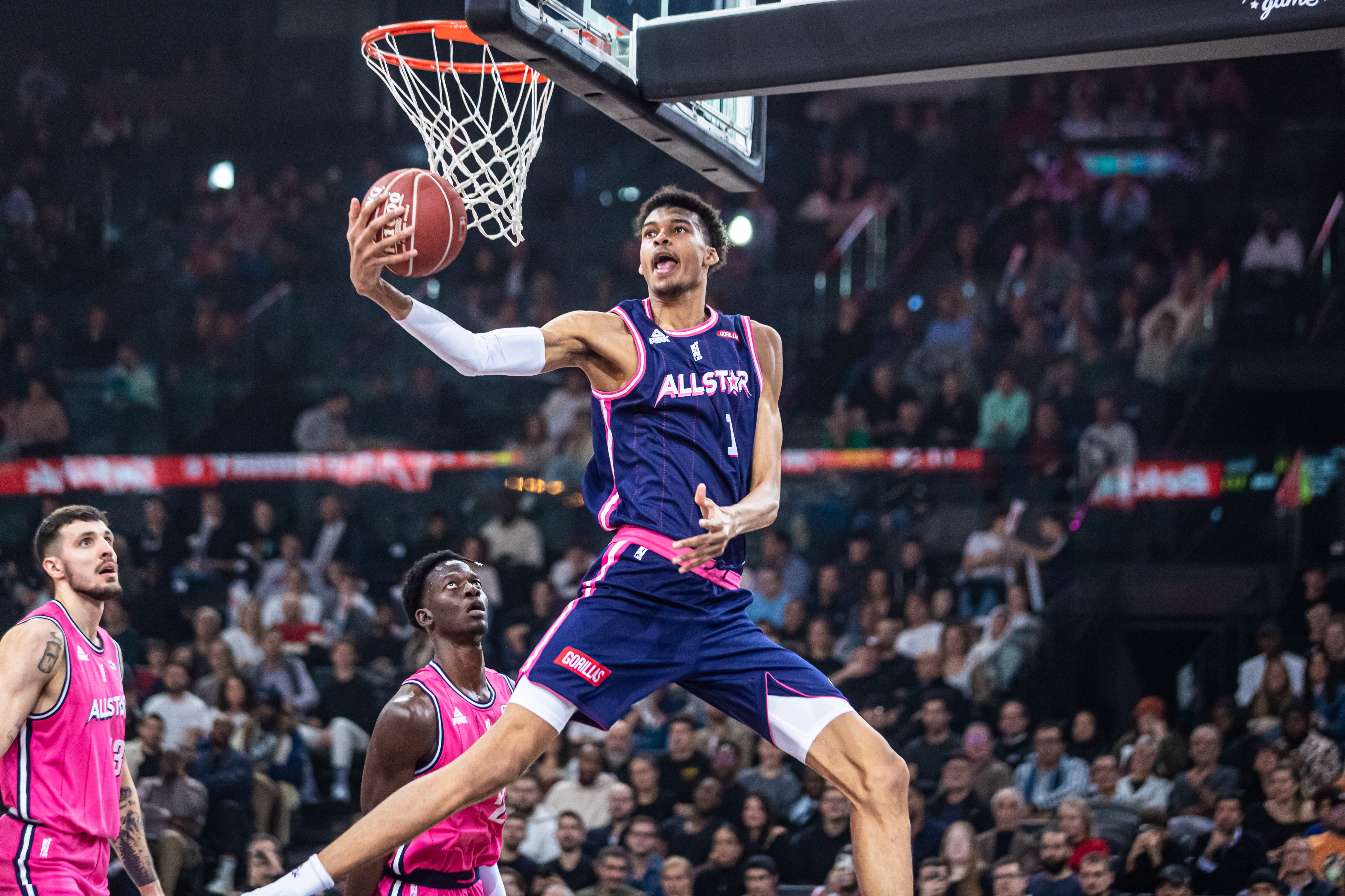 Paris (France), 29/12/2022.- French power forward Victor Wembanyama (C) in action during the game between All Star France and the All Star World at the French LNB All Star basketball game at the Bercy Accor Arena in Paris, France, 29 December 2022. (Baloncesto, Francia) EFE/EPA/CHRISTOPHE PETIT TESSON