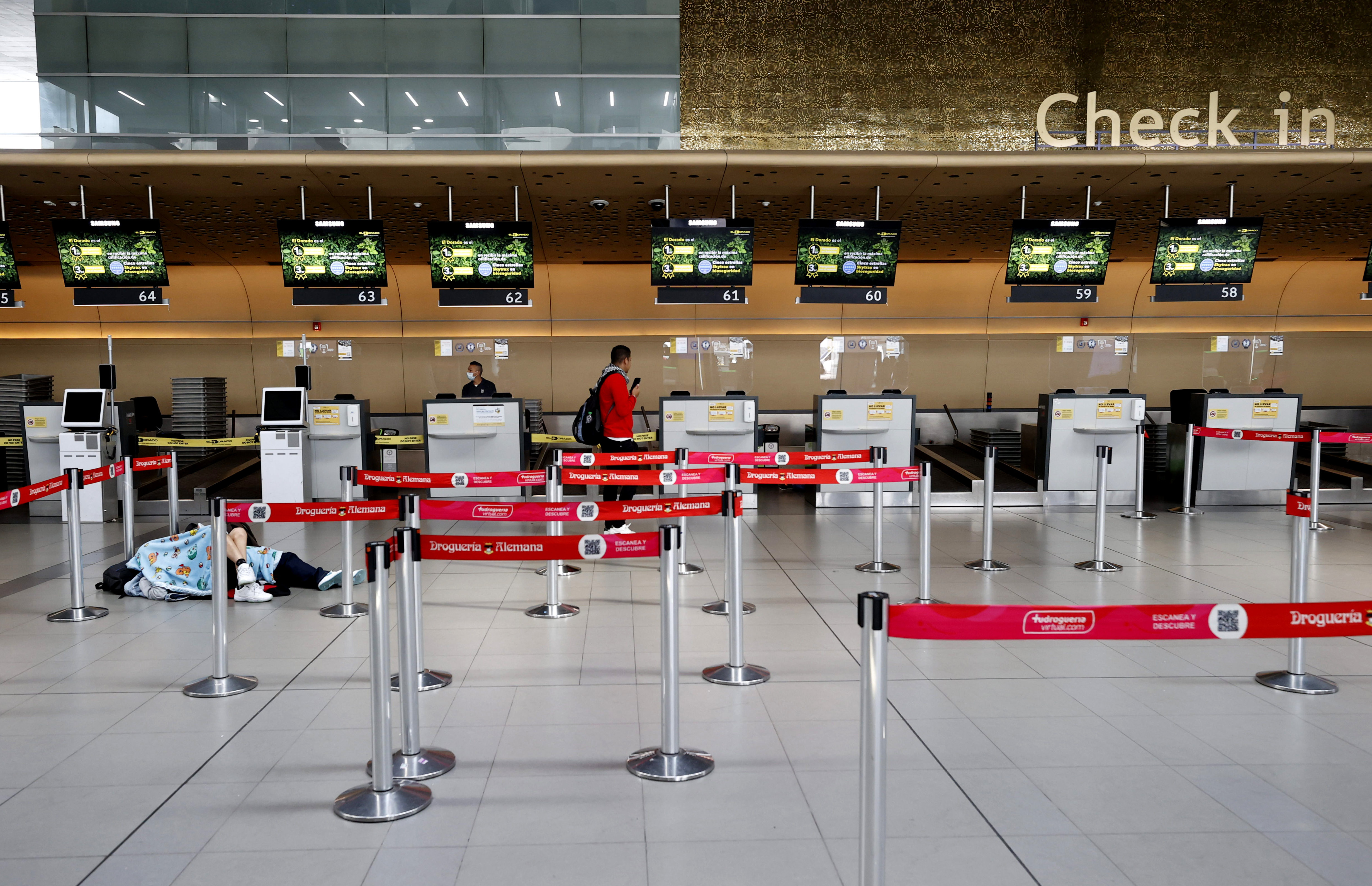 AME8407. BOGOTÁ (COLOMBIA), 28/02/2023.- Personas esperan hoy, en el aeropuerto El Dorado, tras el cierre de operaciones de la aerolínea Viva Air, en Bogotá (Colombia). La incertidumbre y la indignación reina este martes en los principales aeropuertos colombianos por la cancelación de operaciones de la aerolínea de bajo coste Viva Air, que dejo en tierra a miles de pasajeros los cuales protestan en las terminales aéreas para exigir soluciones. EFE/ Mauricio Dueñas Castañeda