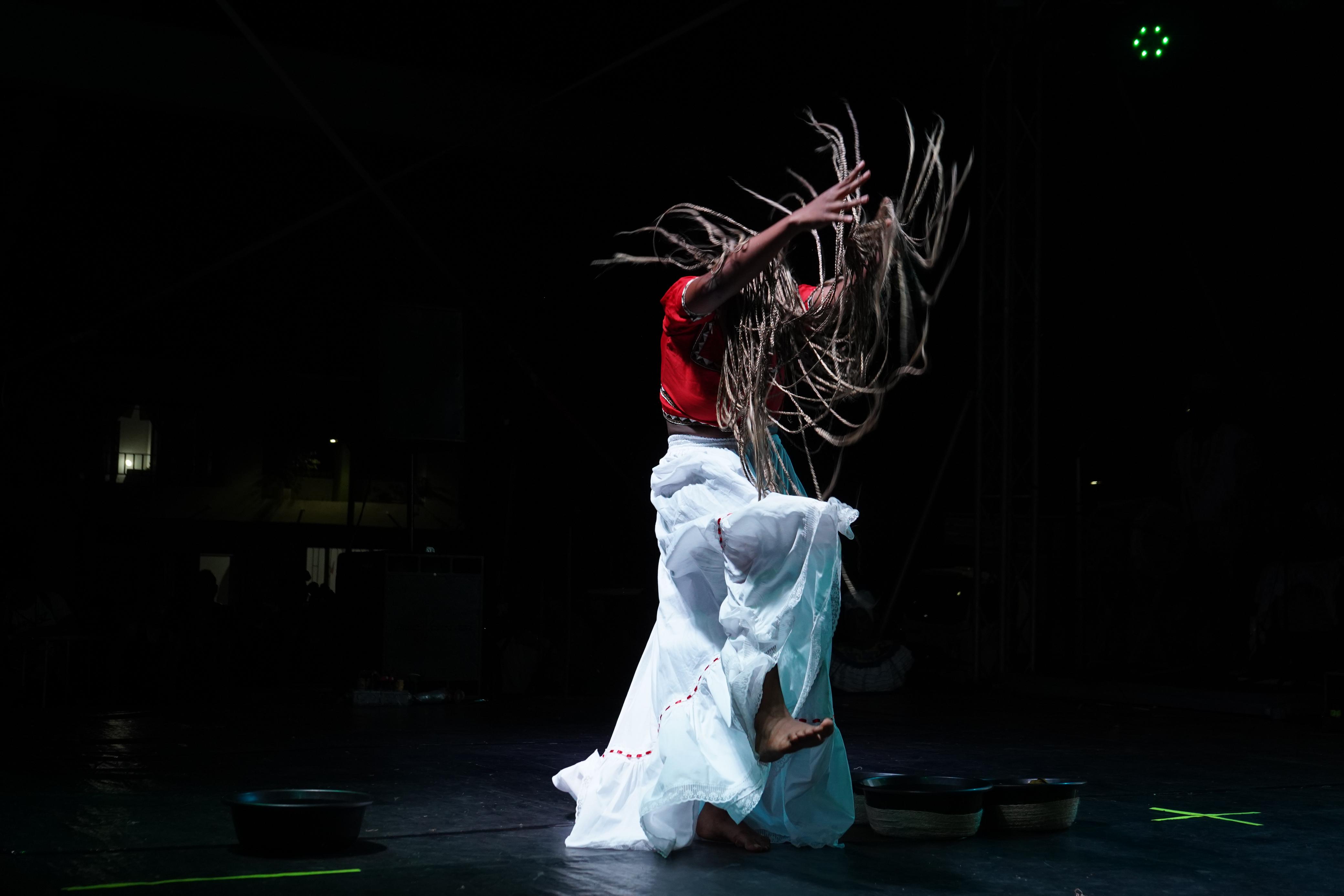 La tarde fue cayendo, con la presentación de la obra de teatro con la agrupación Carcajada, quienes pusieron en escena acrobacias antioqueñas.