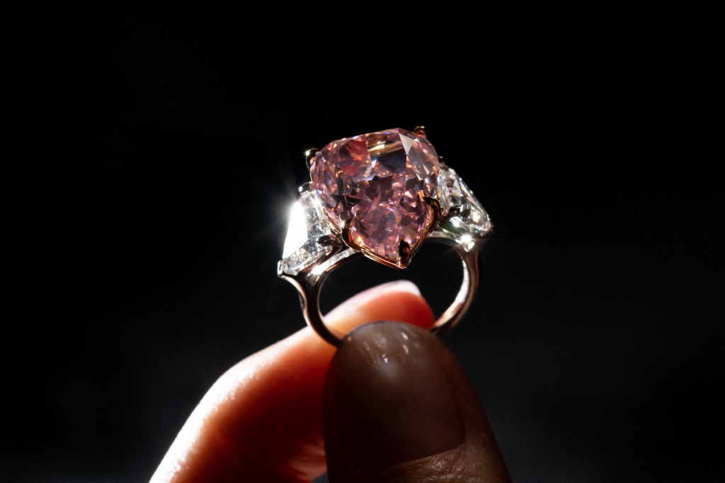 El diamante rosa que fue subastado por más de 28 millones de dólares
