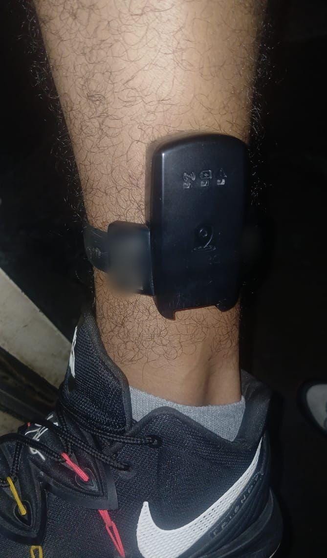 Brazalete que portaba el detenido mientras se movilizaba con un arma de fuego.