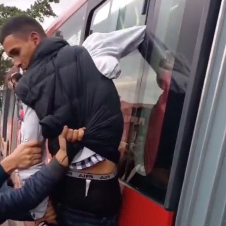 Video: Ladrón que robaba en Transmilenio, terminó robado y colgado