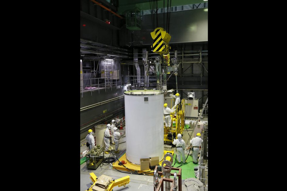Varios técnicos revisando un contenedor del sistema de refrigeración de la piscina de combustible gastado del reactor número 4 en la planta TEPCO (Tokyo Electric Power), en Okuma, en la prefactura de Fukushima (Japón). 