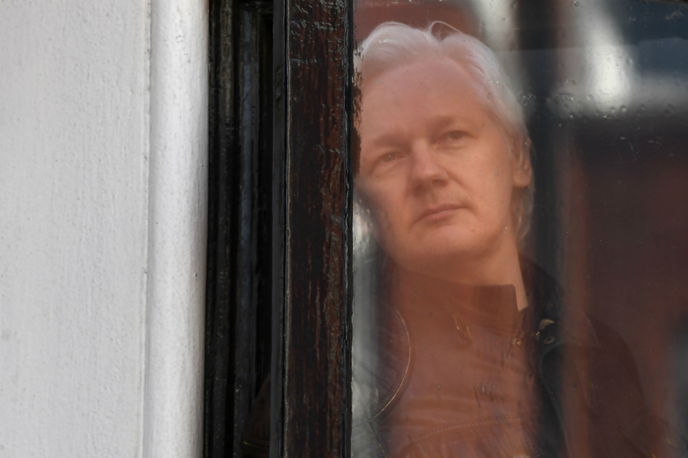 Justicia británica mantiene orden de captura internacional contra Julian Assange