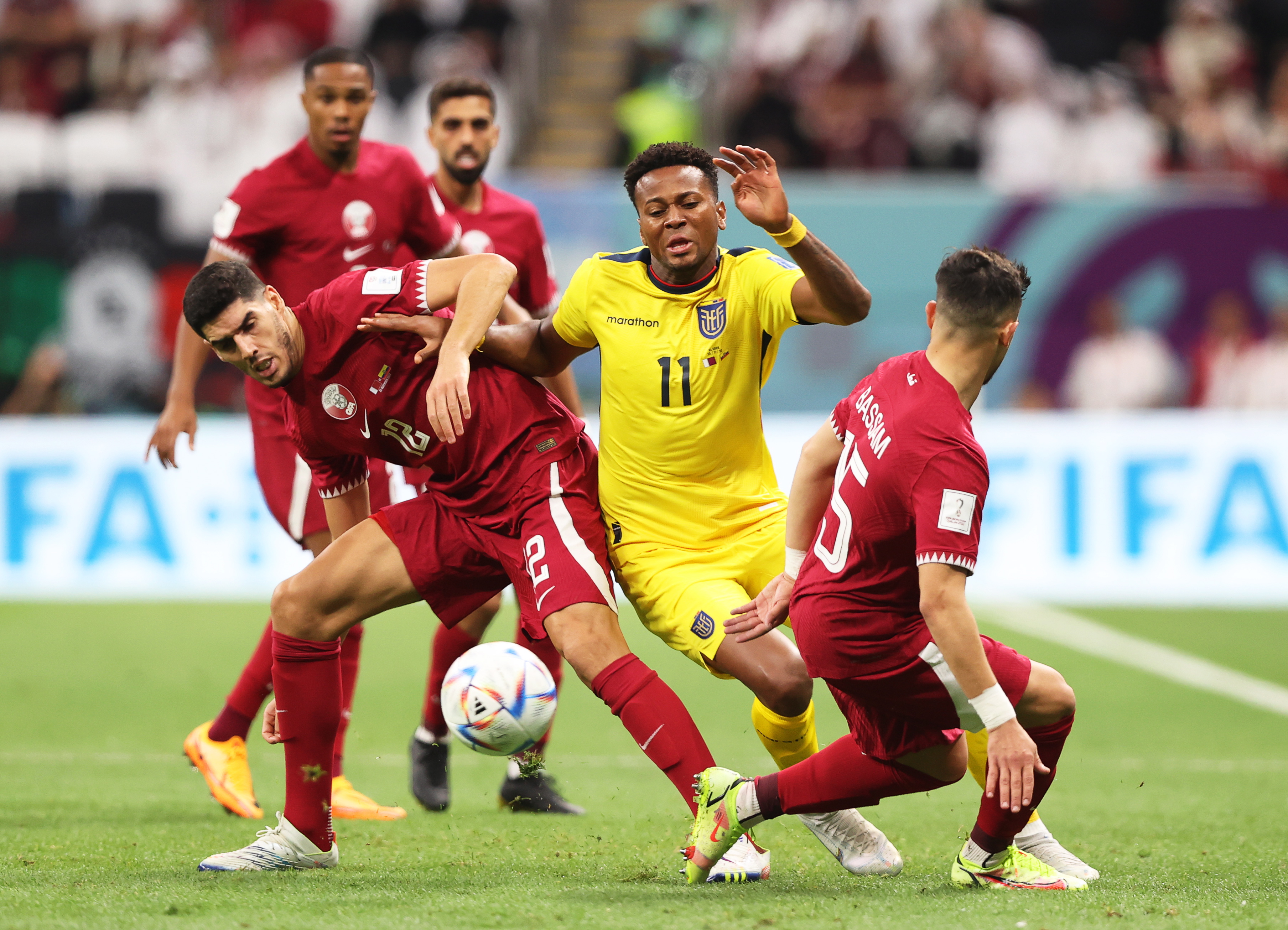 Al Khor (Qatar), 20/11/2022.- Michael Estrada (C) of Ecuador in action against Qatari players Karim Boudiaf (L) and Bassam Al Rawi (R) during the FIFA World Cup 2022 group A Opening Match between Qatar and Ecuador at Al Bayt Stadium in Al Khor, Qatar, 20 November 2022. (Mundial de Fútbol, Catar) EFE/EPA/Tolga Bozoglu