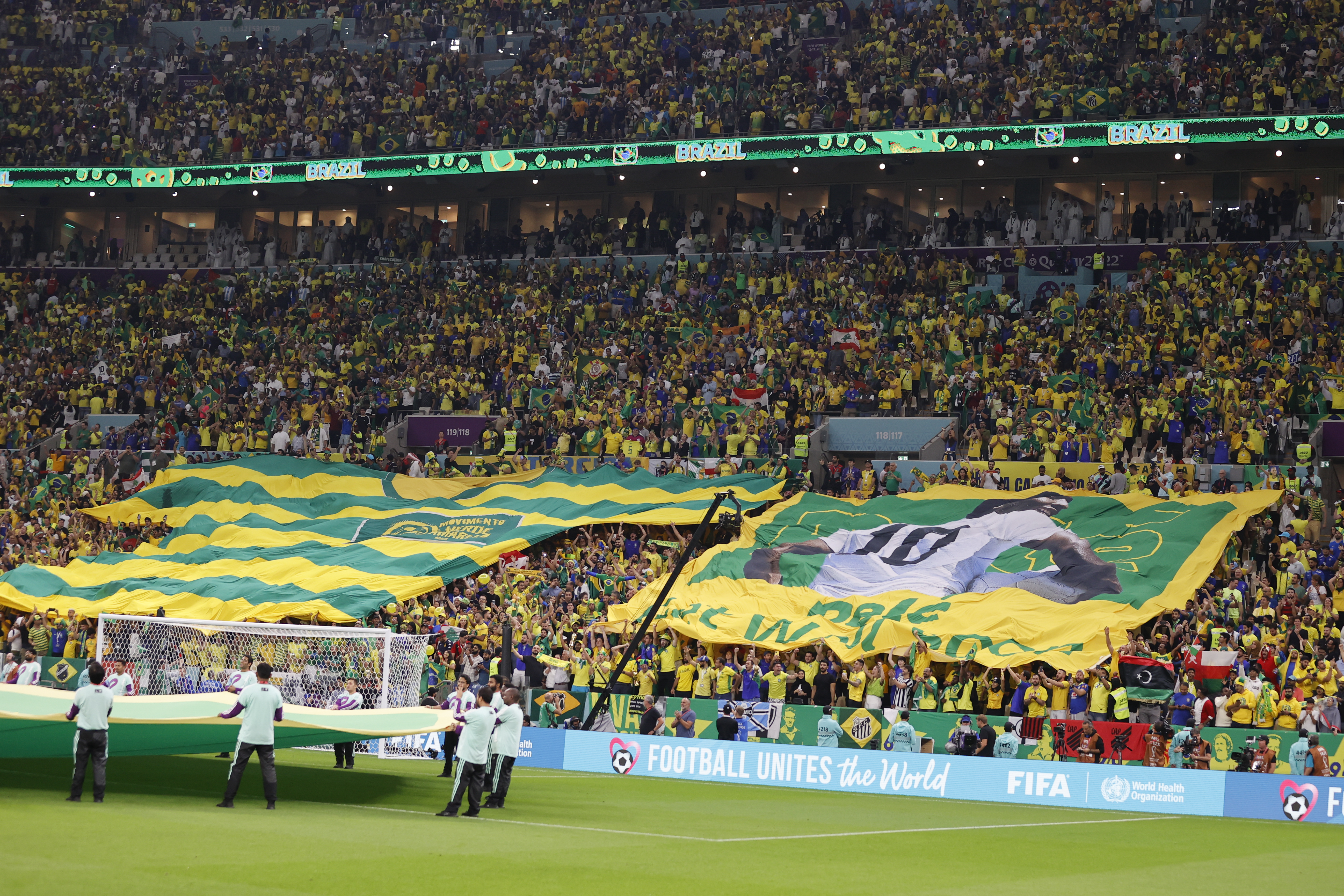 GR5307. LUSAIL (CATAR), 02/12/2022.- Hinchas de Brasil animan con una bandera con la imagen de Pelé hoy, en un partido de la fase de grupos del Mundial de Fútbol Qatar 2022 entre Camerún y Brasil en el estadio de Lusail (Catar). EFE/ Antonio Lacerda