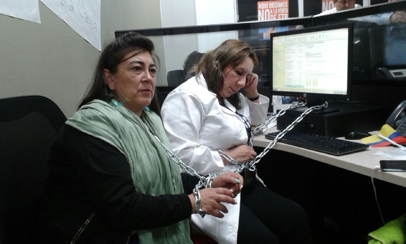 Luz Mery Soto y María del Pilar Miranda pasarán esta noche encadenadas a los que hasta hoy fueron sus escritorios. /Cortesía