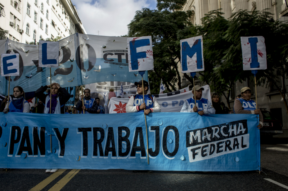 Multitudinaria marcha en Argentina contra el FMI y alza de tarifas