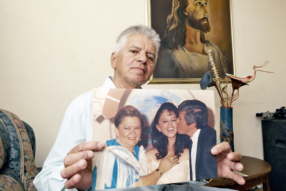  Danilo Jiménez sostiene la foto en la que aparecen su hija, Paula Jiménez, y su esposa, Gabriela Jiménez, víctima mortal de la bomba que explotó en La Macarena.  / Luis Benavides - El Espectado