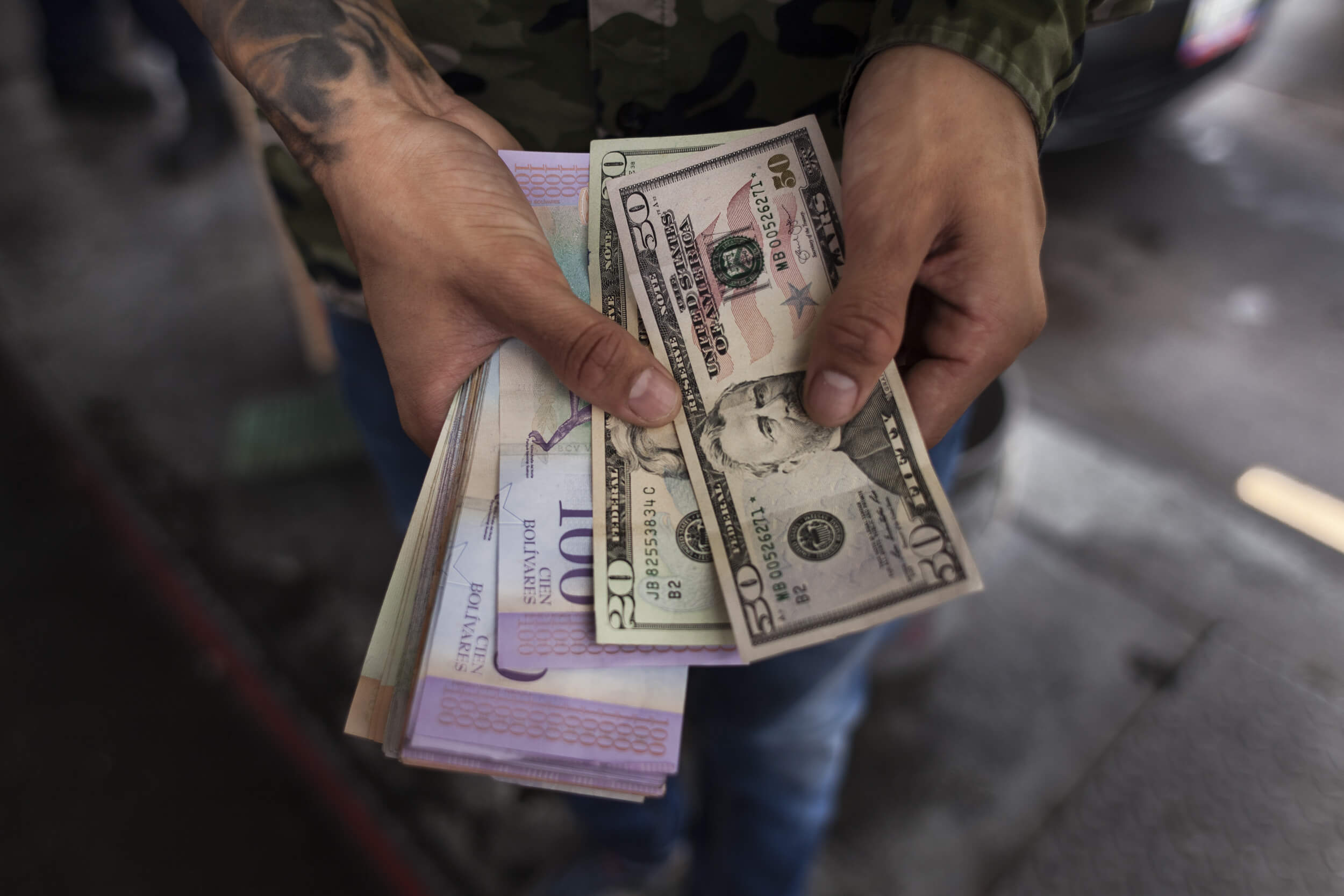 Bolívar venezolano colapsa en el mercado negro; crisis se agrava