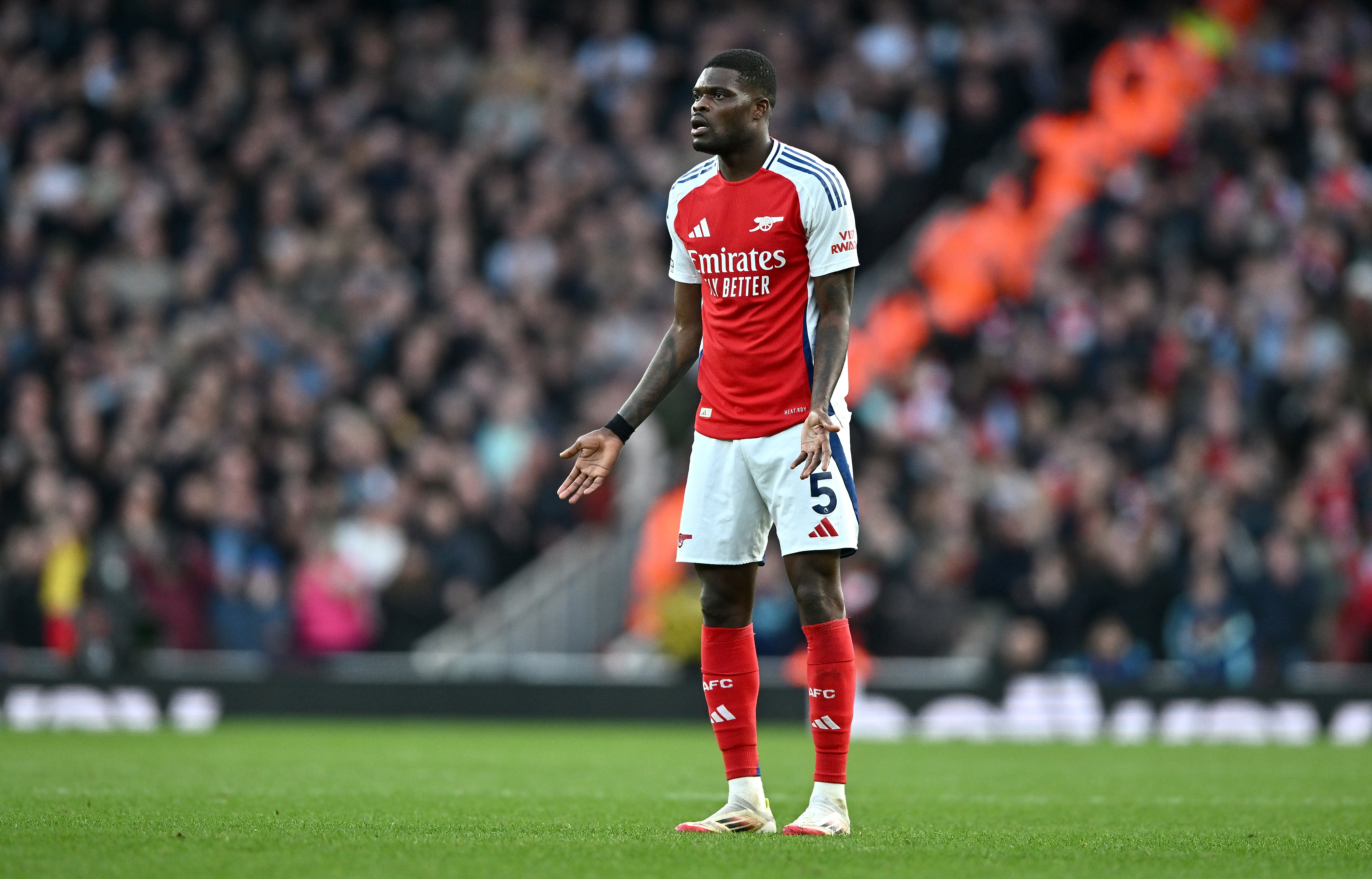LONDON (United Kingdom), 22/02/2025.- Thomas Partey of Arsenal gestures during the English Premier League match between Arsenal FC and West Ham United, in London, Britain, 22 February 2025. (Reino Unido, Londres) EFE/EPA/VINCE MIGNOTT EDITORIAL USE ONLY. No use with unauthorized audio, video, data, fixture lists, club/league logos, 'live' services or NFTs. Online in-match use limited to 120 images, no video emulation. No use in betting, games or single club/league/player publications.