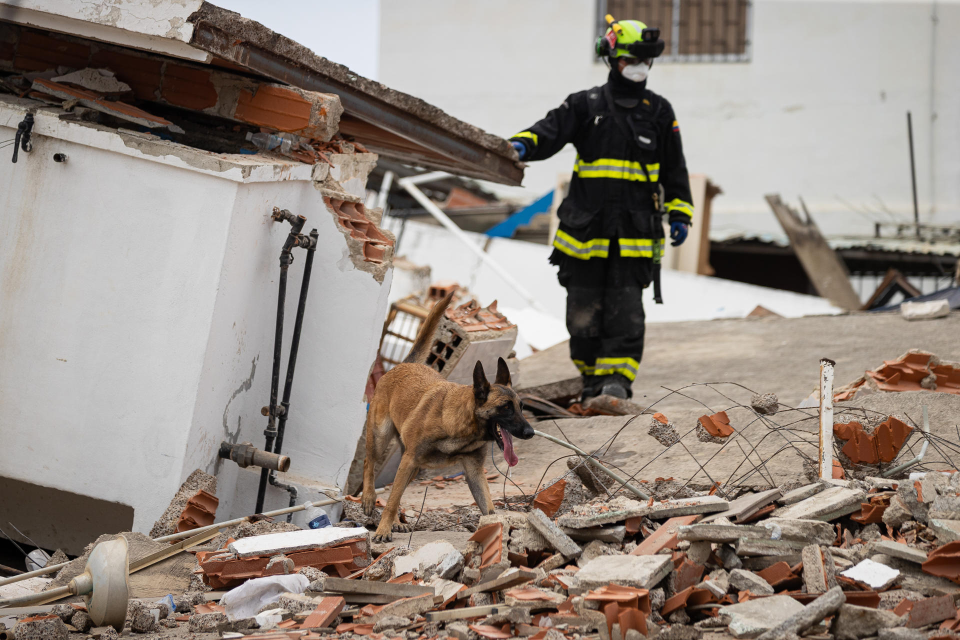 La descomposición de los cuerpos por los terremotos impide algunos funerales en Venezuela