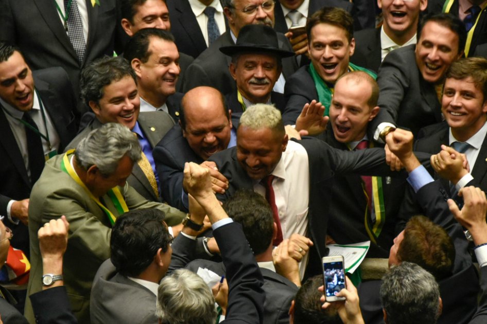 La oposición brasileña al celebrar su victoria en la sesión de hoy en la Cámara de Diputados. / EFE