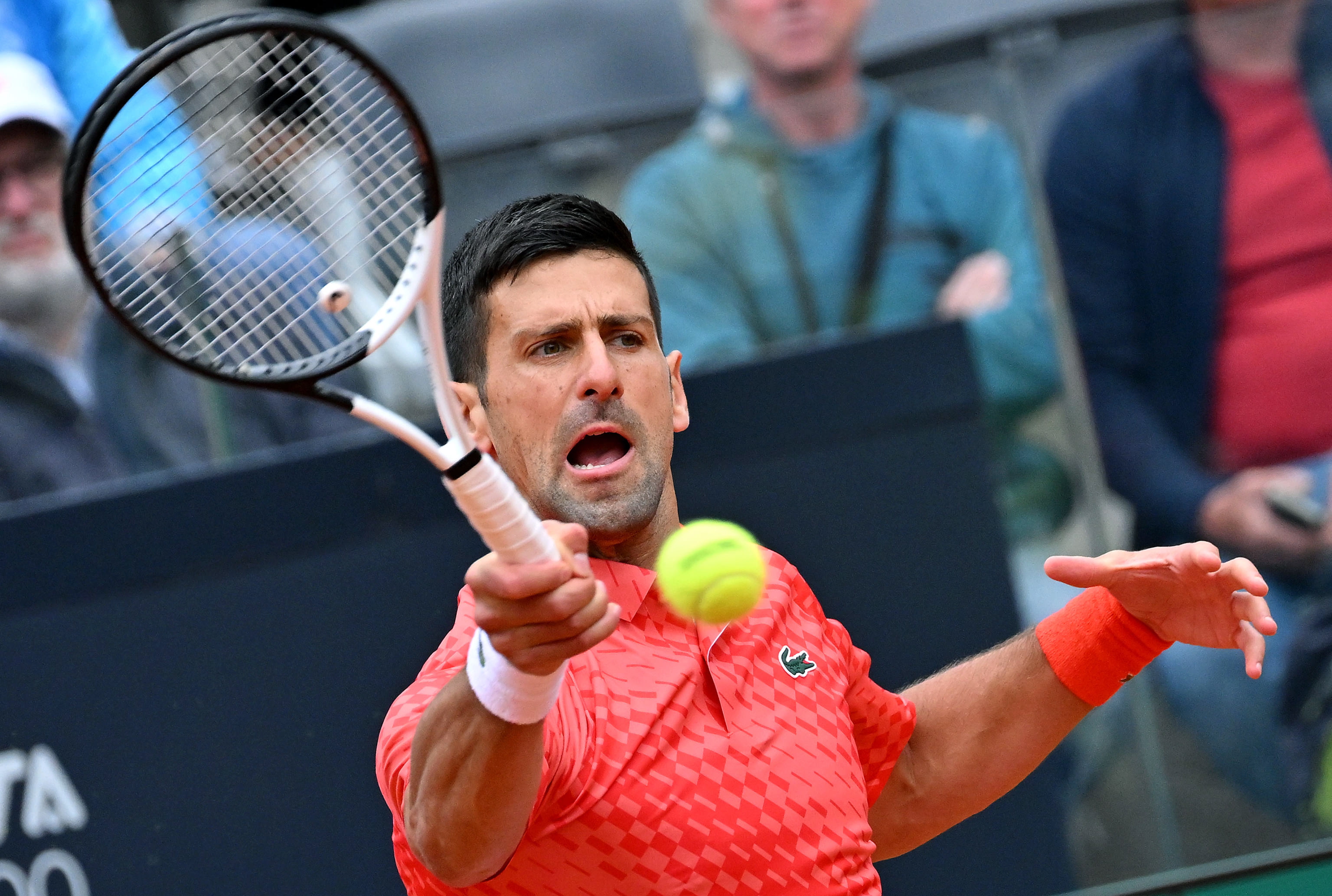 Rome (Italy), 16/05/2023.- Novak Djokovic of Serbia in action during his men's singles fourth round match against Cameron Norrie of Great Britain (not pictured) at the Italian Open tennis tournament in Rome, Italy, 16 May 2023. (Tenis, Gran Bretaña, Italia, Reino Unido, Roma) EFE/EPA/ETTORE FERRARI