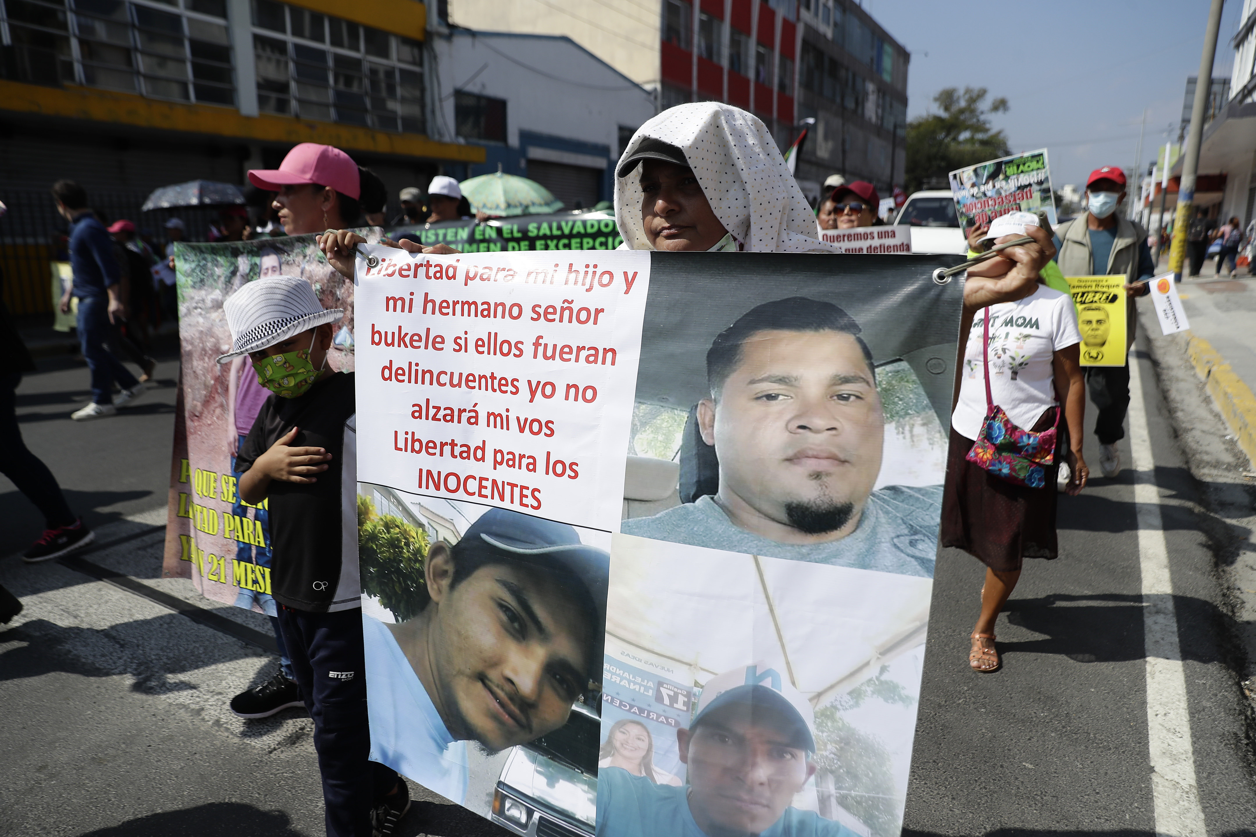 AME9653. SAN SALVADOR (EL SALVADOR), 14/01/2024.- Miembros de ONG, activistas de derechos humanos, veteranos de guerra y familiares de detenidos bajo el régimen de excepción se manifiestan hoy contra Nayib Bukele durante la conmemoración del 32 aniversario de la firma de los Acuerdos de Paz, en San Salvador (El Salvador). Cientos de personas conmemoraron este domingo el 32 aniversario del final de la guerra civil salvadoreña (1980-1992), firmada en 1992, con una protesta contra Nayib Bukele, que busca la reelección a pesar de que la Constitución lo prohíbe. EFE/Rodrigo Sura