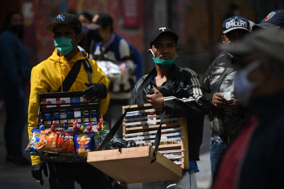 Sin embargo, la evidencia sigue sin ser totalmente consistente. Otro estudio encontró que el virus SARS-CoV-2 estaba en muestras de aire en salas de aislamiento en Singapur. Las muestras de superficie de un ventilador de salida de aire fueron positivas, pero los autores le dijeron a Nature en un correo electrónico que la salida estaba lo suficientemente cerca de una persona con COVID-19 que podría haber sido contaminada por gotículas respiratorias por toser o estornudar, de tal manera que podemos decir que el hallazgo no es concluyente. Finalmente, un estudio en Nebraska encontró ARN viral en casi dos tercios de las muestras de aire recolectadas en salas de aislamiento en un hospital que trata a personas con COVID-19 grave y en un centro de cuarentena que alberga a personas con infecciones leves. Las superficies en las rejillas de ventilación también dieron positivo. Ninguna de las muestras de aire fue infecciosa en cultivo celular, pero los datos sugieren que "las partículas virales de aerosol son producidas por individuos que tienen la enfermedad COVID-19, incluso en ausencia de tos". Finalmente, en el artículo, el Dr. Ben Cowling, uno de los expertos que más tempranamente promueve la medida señaló que los tapabocas deberían recomendarse al público solo después de que se hayan asegurado los suministros para los trabajadores de la salud, las personas con síntomas y las poblaciones vulnerables como los ancianos. De esta manera, y con esta síntesis de evidencia, es claro que la decisión de la OMS de considerar que es una medida aceptable en algunos países se sigue tomando bajo evidencia no del todo concluyente, pero aplicando un principio de precaución valorando los estudios preliminares, y tratando de fallar a favor de las personas. Es posible, que al igual que el CDC, la OMS pronto tomen una posición oficial unificada, pero la discusión científica no está del todo cerrada. De existir, este modo de transmisión no tendría más importancia que el modo ya conocido por contacto.