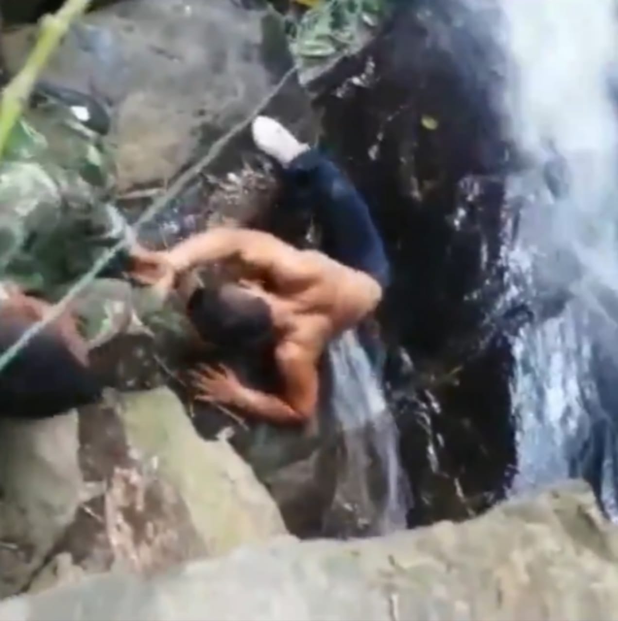 Joven que estuvo tres días atrapado en una quebrada de Medellín fue rescatado